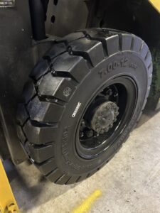 フォークリフト 新品タイヤ交換